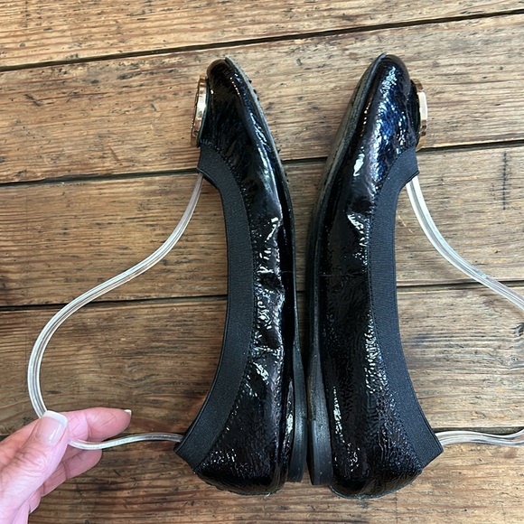 TORY BURCH Black Patent Leather Ballet Flats with Gold Logo sz 6.5 - Picture 5 of 12